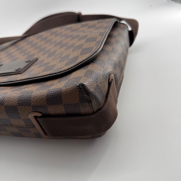 Louis Vuitton Damier Graphite Messenger Bag - Picture 5 of 16